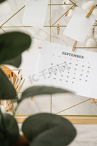 网格板上的九月日历卡片和海报模型。