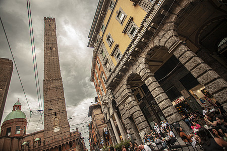 Via Rizzoli 意大利博洛尼亚及其历史建筑和 Asinelli 塔位于 14 号尽头
