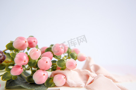 丝带邀请函摄影照片_紫色背景上的桃花，带有桃丝带。