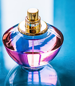 香水瓶有光泽的背景、甜美的花香、迷人的香水和香水作为节日礼物和豪华美容化妆品品牌设计