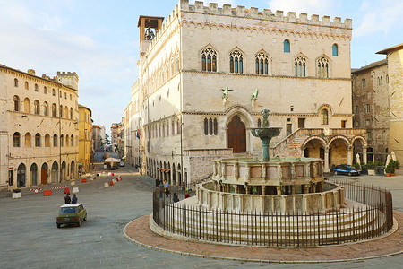 意大利佩鲁贾 - 2019 年 9 月 29 日：佩鲁贾历史街区 Piazza IV Novembre 广场全景，中世纪 Palazzo dei Priori 市政厅和 Fontana Maggiore 喷泉。