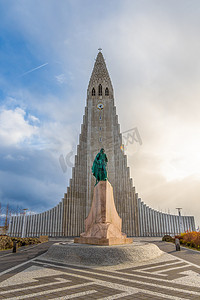 雷克雅未克摄影照片_雷克雅未克在冰岛 Hilgrimskirkja Hilgims 教堂在美丽的阳光明媚的日子