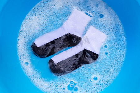 脏袜子浸泡在洗衣粉水中溶解。