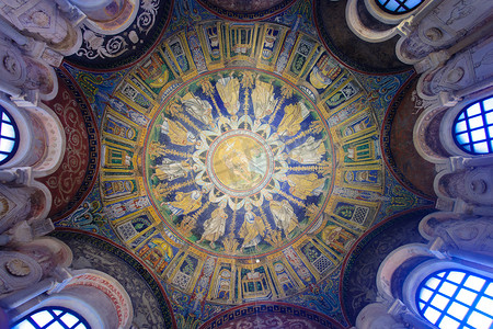 爱奥尼柱式摄影照片_尼奥尼亚洗礼堂，拉文纳