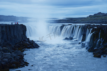语摄影照片_冰岛夏天的黛提瀑布