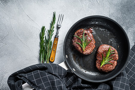 烤菲力牛排里脊肉牛排在平底锅中。