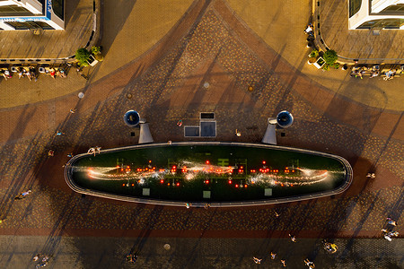 明斯克马雅克新区城市喷泉的顶视图炎热的夏天和度假的人。人们在城市的一个大喷泉附近放松和散步。白俄罗斯