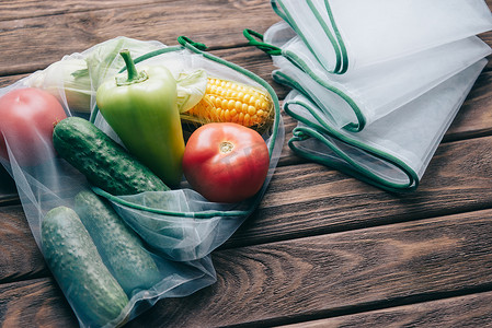 可重复使用的生态袋中的不同新鲜蔬菜。