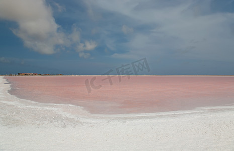 加勒比海博内尔岛玫瑰盐开采湖