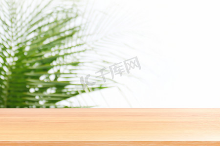 椰子模糊上的空木桌，模糊的椰子绿树上的木板柔和的浅白色背景，抽象椰子树上的空木桌地板模糊​​柔软，木板空前椰子