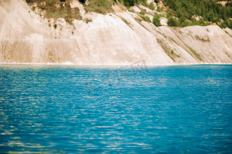 Volkovysk 粉笔坑或白俄罗斯马尔代夫美丽的饱和蓝色湖泊。
