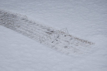 雪表面的阴影和图案 雪中汽车的痕迹作为背景