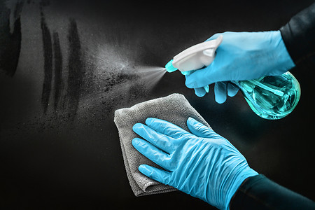 使用消毒抗菌湿巾对家庭进行表面清洁消毒，戴上医用蓝色手套，防止 COVID-19 传播。