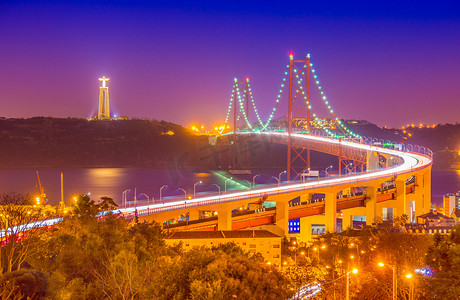 4月25日大桥的夜景。
