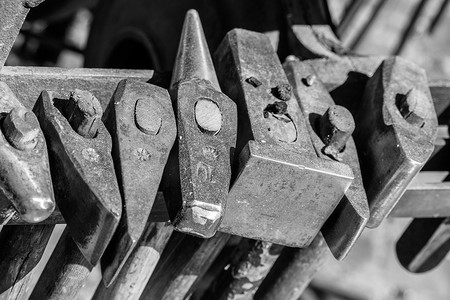 sup浆板摄影照片_中世纪市场上铁匠的历史工具，如锤子、凿子、拉刀、凿子、敲打板、杵、斧头、钳子、斧头、铁