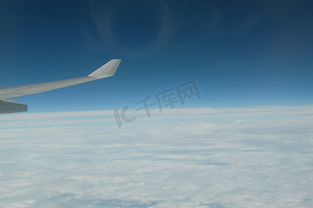 飞机机翼在云层上空旅行