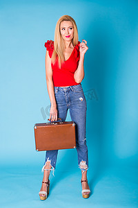 剪裁美女摄影照片_夏季、时尚和假日概念 — 蓝色背景中带复古手提箱的金发美女