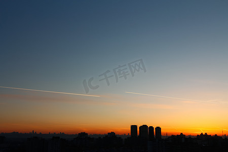 美丽夕阳背景下的城市建筑剪影