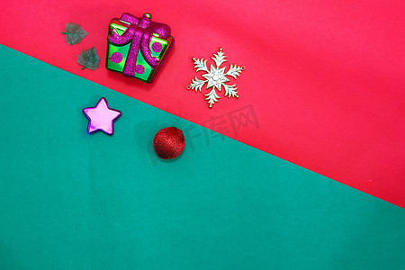 红色小雪花摄影照片_圣诞礼物、stra、小玩意、雪花和红绿叶