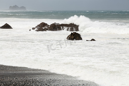 台风期间波涛汹涌的大海，海浪冲破岩石