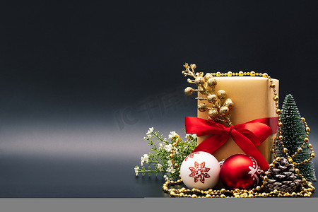节礼日销售概念黑色背景圣诞礼品盒