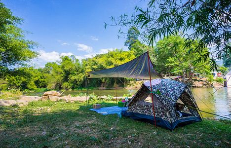 在河边的自然公园露营和帐篷
