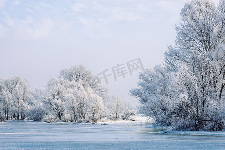 第聂伯河上的冰水、雪和冰