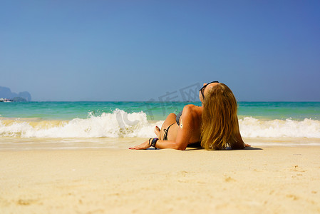 在热带泰国莱利海滩休息的女人