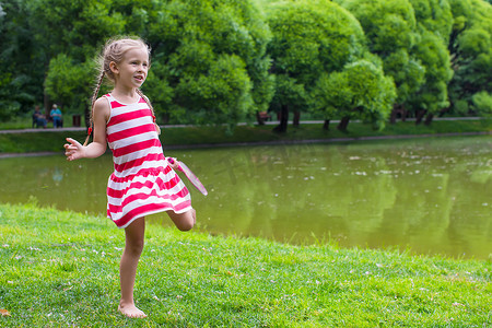 可爱的小女孩在野餐时打羽毛球
