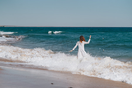 海边穿白裙的女人走新鲜空气景观