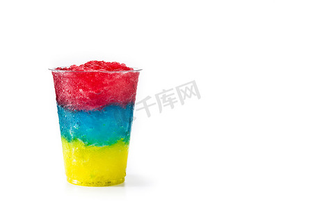 塑料杯中吸管不同口味的彩色冰沙
