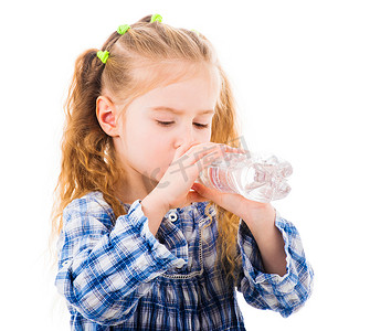蓝色的矿泉水瓶子摄影照片_小女孩从瓶子里喝矿泉水