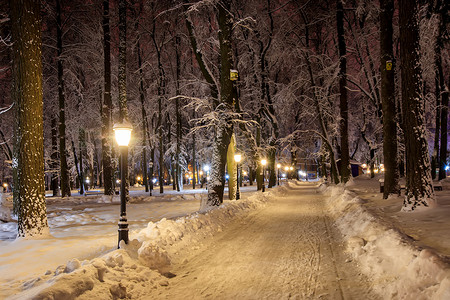 城市下雪摄影照片_冬天晚上在城市散步。