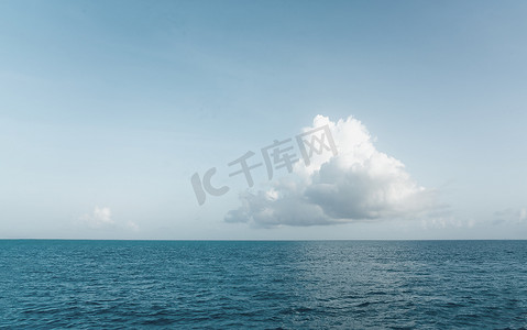 大朵云彩摄影照片_在海风景的蓝天的一朵大白色云彩。