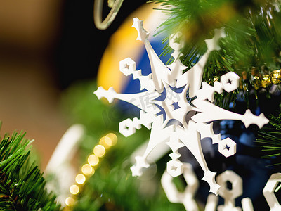 圣诞节和新年乡村装饰-圣诞树上的木制雪花与灯泡。