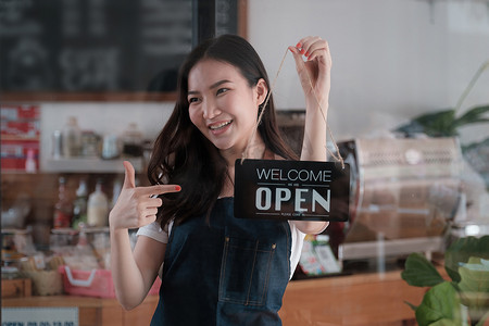 在她的咖啡店里，微笑的小企业主在 COVID-19 之后转身开店开店。