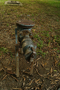 市政设施摄影照片_旧水管在室外