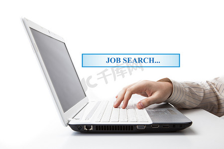 人的手在键盘上寻找工作