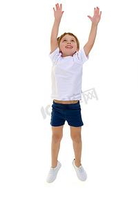一个穿着干净的白色T恤的小男孩正在蹦蹦跳跳。