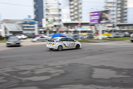 乌克兰，基辅- 2021年4月26日：白色丰田普锐斯汽车在街上行驶。