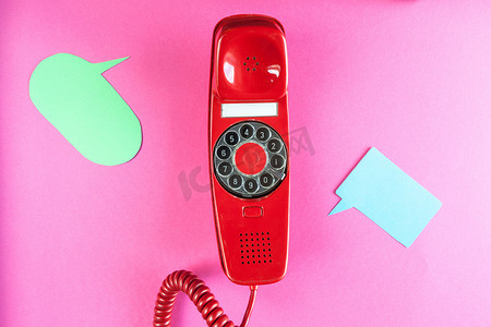 复古红色电话和语音气球