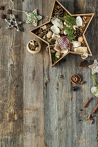木质背景星形盒子中的圣诞装饰，带文字空间