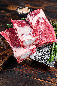 生牛肉小牛排骨肉在屠夫砧板上用切肉刀。