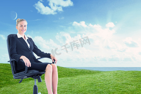 穿着黑色西装坐在转椅上的女商人的复合图像