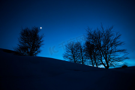 童话城摄影照片_与雪和月亮的童话冬夜景观