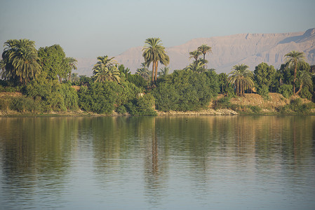 埃及尼罗河景观显示卢克索西岸