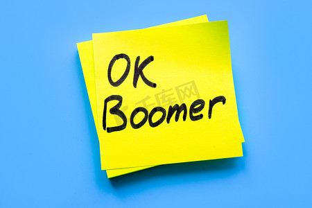 黄色纸上的 OK boomer。