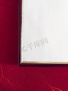 红色背景、豪华家居装饰和室内设计、海报印刷品和可印刷艺术模型的空白画框细节