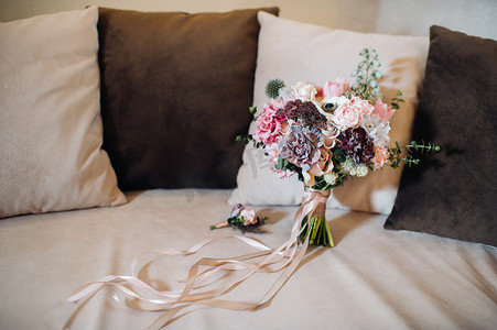婚礼胸花摄影照片_带玫瑰和胸花的婚礼花束。婚礼上的装饰