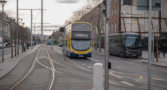 典型的爱尔兰双层巴士在都柏林运行